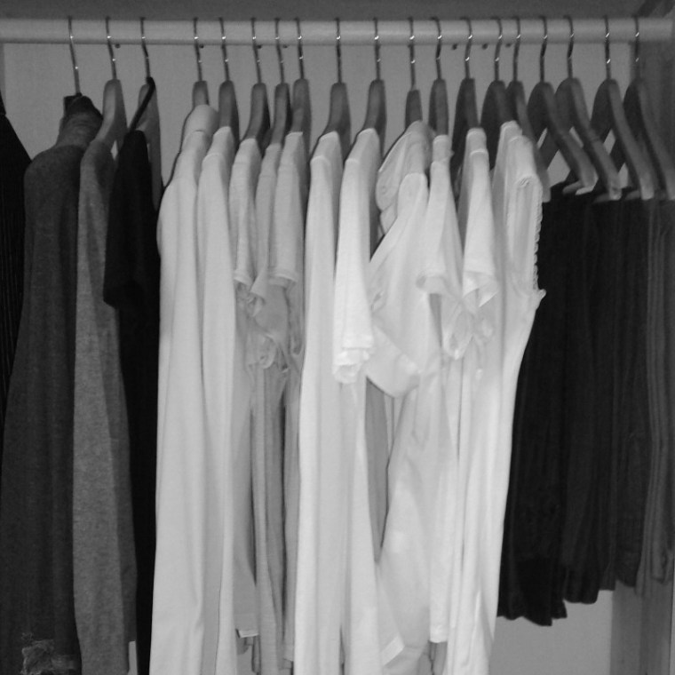 armadio vestiti magliette pantaloni